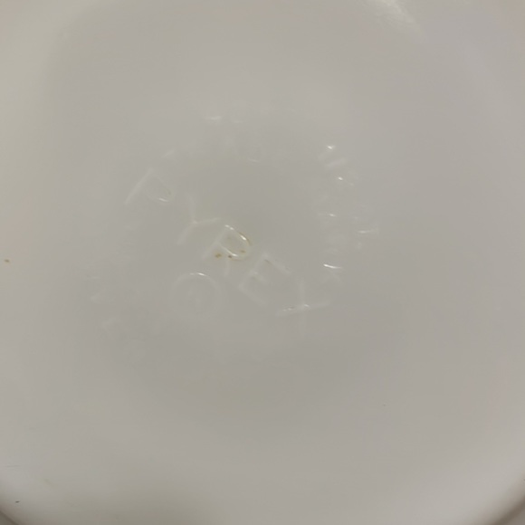 COPY - Pyrex butterprint bowl. Excellent condition. No cracks, or stains. - Picture 8 of 10